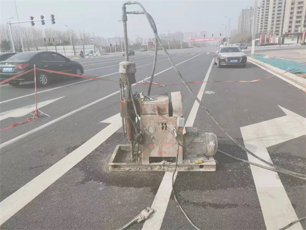 西乌珠穆沁公路路面下沉沉降开裂注浆加固施工